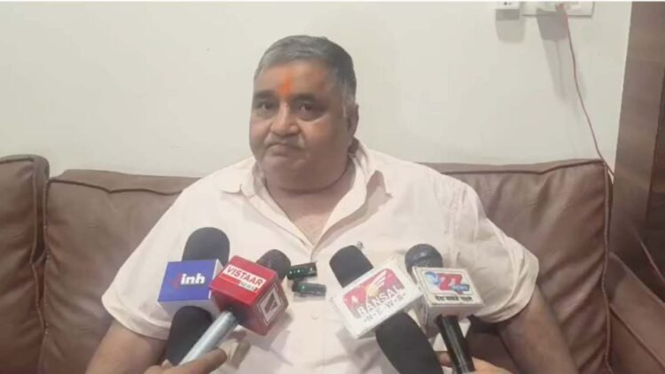 जर्जर सड़क पर फंसी पवन साय की कार तो मचा हड़कंप, मंत्री-भाजपा नेताओं को लगाई जमकर फटकार