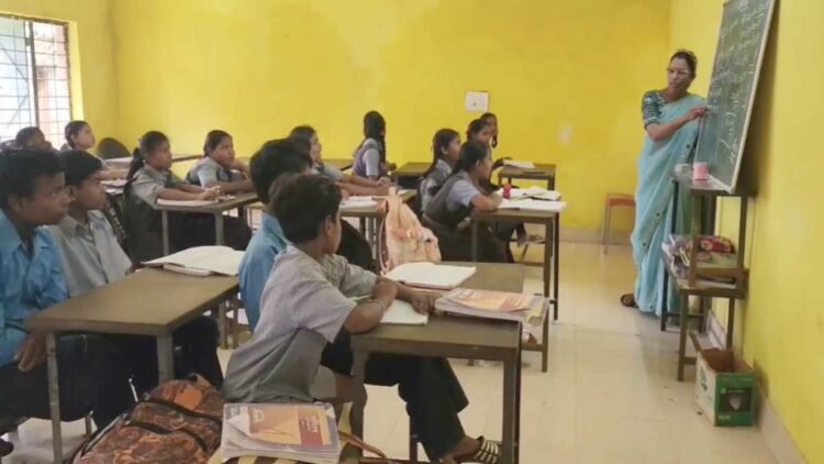 3 साल पहले तोड़ा स्कूल भवन, अब तक नहीं बना नया भवन; पंचायत भवन में पढ़ने को मजबूर बच्चे