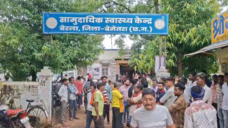 बेमेतरा पेपर मिल में दर्दनाक हादसा, गड्ढे में गिरने से मजदूर की मौत; 50 लाख मुआवजे की मांग पर प्रदर्शन