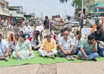 महाविद्यालय भवन की मांग पर छात्रों का फूटा गुस्सा, कांग्रेस के साथ किया चक्काजाम