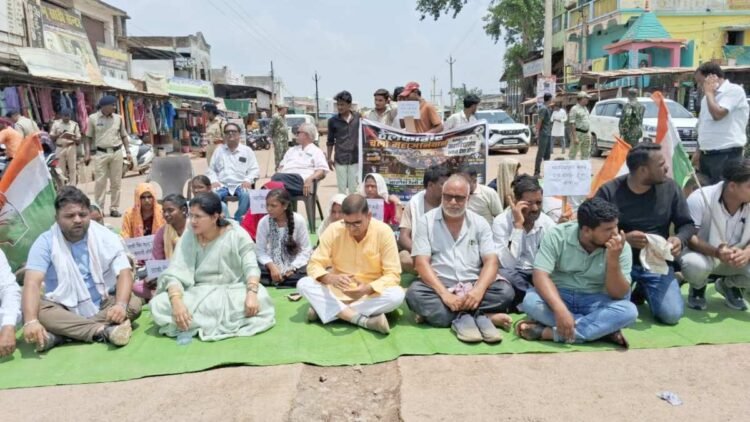 महाविद्यालय भवन की मांग पर छात्रों का फूटा गुस्सा, कांग्रेस के साथ किया चक्काजाम