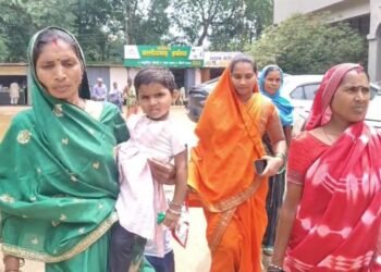 31 लोगों का गांव ने किया बहिष्कार, बच्चों को भी नहीं मिलता सामान; कलेक्टर से लगाई गुहार