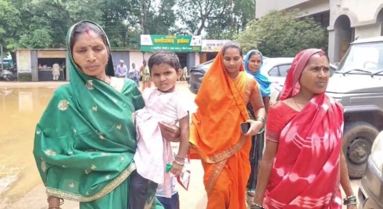 31 लोगों का गांव ने किया बहिष्कार, बच्चों को भी नहीं मिलता सामान; कलेक्टर से लगाई गुहार