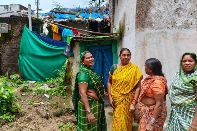 आरंग में 25-30 गरीब परिवारों के सिर पर मंडरा रहा खतरा, जर्जर कच्चे मकानों में रहने को मजबूर