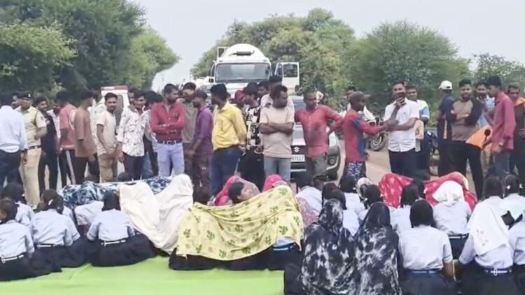 शिक्षक और शौचालय की मांग को लेकर छात्रों का चक्काजाम, शिक्षा मंत्री के गृह जिले में सड़क पर उतरे बच्चे