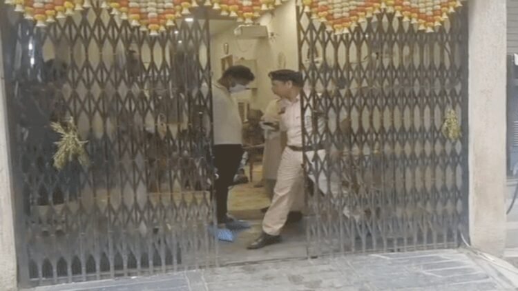 रायपुर के होटल में युवक-युवती अचेत मिले, लड़की की हालत गंभीर; पुलिस ने दरवाजा तोड़कर दोनों को पहुंचाया अस्पताल