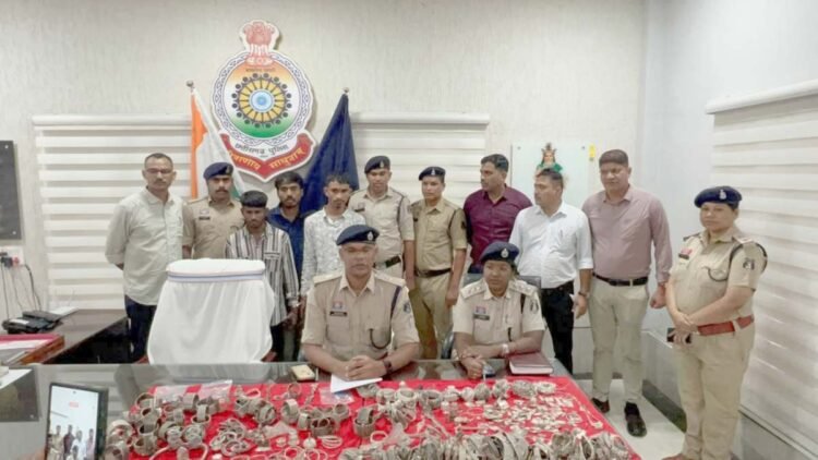 खैरागढ़ में सराफा दुकान से 22.6 किलो चांदी चोरी का खुलासा: नागपुर से स्कूटी चुराकर पहुंचे थे आरोपी, 3 गिरफ्तार