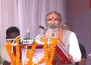 बारिश रोकने के लिए नींबू काटकर महादेव से की प्रार्थना! सांसद भोजराज नाग का वीडियो वायरल