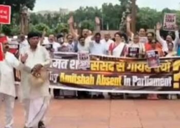 संसद में विपक्ष का हंगामा, अमित शाह से जवाब की मांग पर ठप रही कार्यवाही