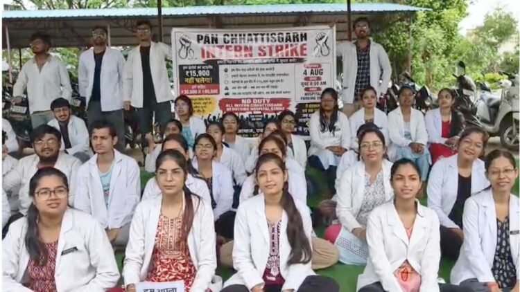 काम बंद कर सड़क पर उतरे इंटर्न डॉक्टर, ₹30 हजार स्टाइपेंड की मांग