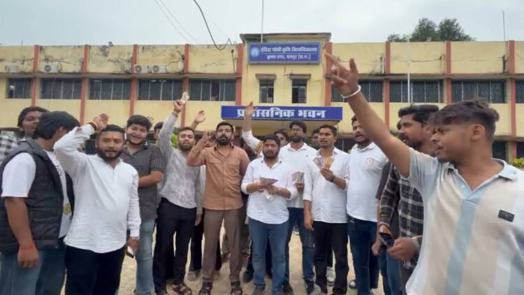 IGKV पेपर लीक मामले में NSUI का हंगामा, नकली नोट और डायपर लेकर प्रदर्शन; 72 घंटे का अल्टीमेटम