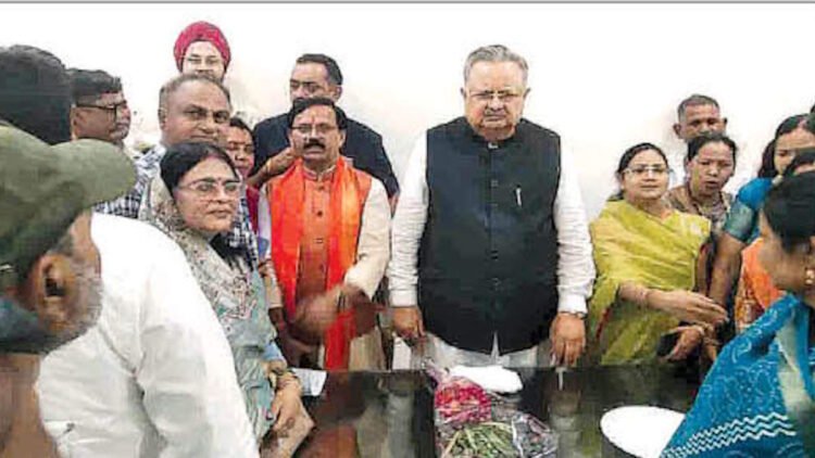 भाजपा में अंदरूनी कलह के बाद डोंगरगढ़ मंडल भंग, नाराज पदाधिकारी पहुंचे डॉ. रमन सिंह के पास