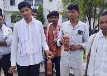 लाल पानी की बोतल लेकर कलेक्टोरेट पहुंचे ग्रामीण, कलेक्टर से नहीं हुई मुलाकात; बोले- खनन से बर्बाद हो रहे खेत