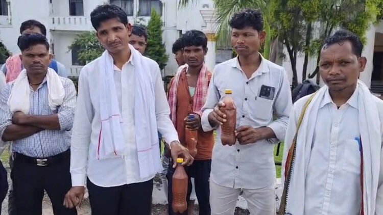 लाल पानी की बोतल लेकर कलेक्टोरेट पहुंचे ग्रामीण, कलेक्टर से नहीं हुई मुलाकात; बोले- खनन से बर्बाद हो रहे खेत