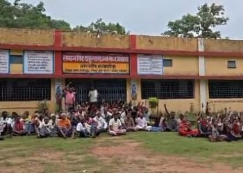 भालू के आतंक से सहमे ग्रामीण, स्कूल में तालाबंदी कर धरने पर बैठे