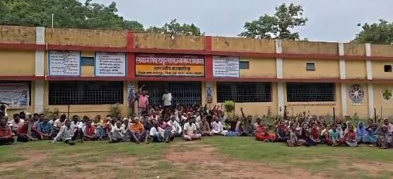 भालू के आतंक से सहमे ग्रामीण, स्कूल में तालाबंदी कर धरने पर बैठे