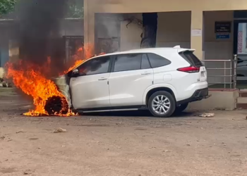 दुर्ग नगर निगम में महापौर की इनोवा में लगी भीषण आग, उतरते ही धू-धूकर जली गाड़ी; बाल-बाल बचीं अलका बाघमार