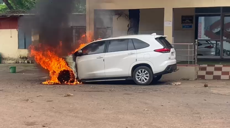 दुर्ग नगर निगम में महापौर की इनोवा में लगी भीषण आग, उतरते ही धू-धूकर जली गाड़ी; बाल-बाल बचीं अलका बाघमार
