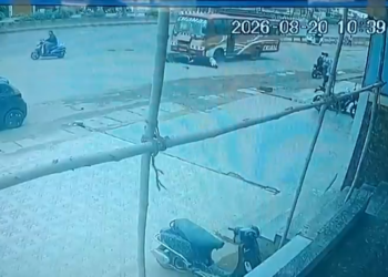 रायपुर में यात्री बस ने स्कूटी को मारी टक्कर, 3 साल के बच्चे समेत दो घायल; CCTV में कैद हुआ हादसा