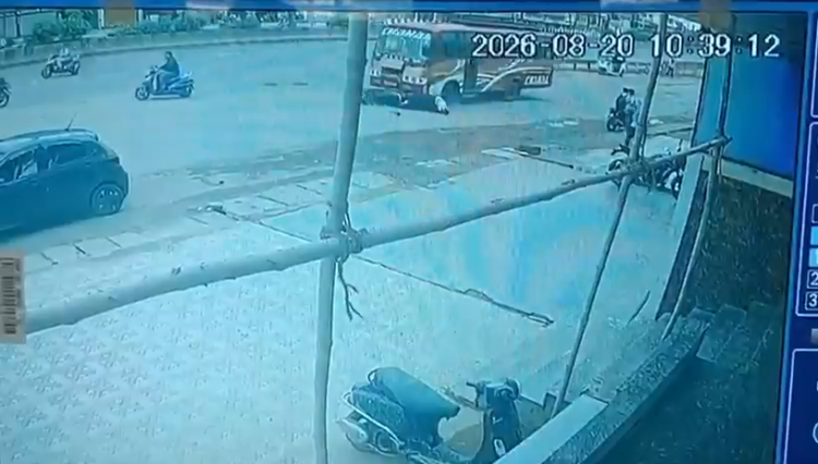 रायपुर में यात्री बस ने स्कूटी को मारी टक्कर, 3 साल के बच्चे समेत दो घायल; CCTV में कैद हुआ हादसा
