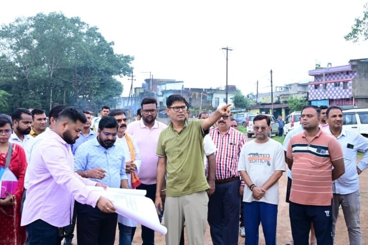 रायगढ़ की बदलेगी तस्वीर: विकास परियोजनाओं का वित्त मंत्री ओ.पी.चौधरी ने किया मैराथन निरीक्षण