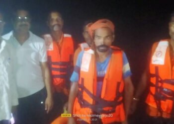 सूरजपुर में बड़ा हादसा टला: उफनती नदी में चट्टान पर फंसे ग्रामीण का डीडीआरएफ टीम ने किया सुरक्षित रेस्क्यू