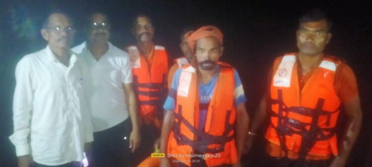 सूरजपुर में बड़ा हादसा टला: उफनती नदी में चट्टान पर फंसे ग्रामीण का डीडीआरएफ टीम ने किया सुरक्षित रेस्क्यू
