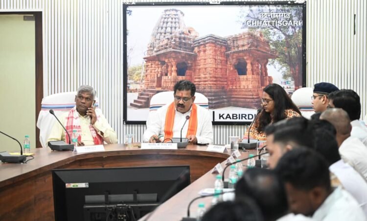 उप मुख्यमंत्री एवं कवर्धा विधायक विजय शर्मा ने ली गौ सेवकों एवं अधिकारियों की बैठक