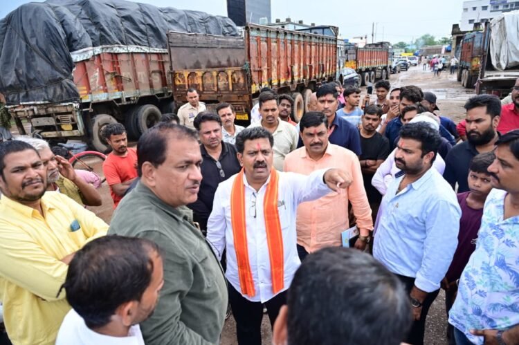 उप मुख्यमंत्री विजय शर्मा ने ट्रांसपोर्ट नगर का किया निरीक्षण, ट्रक मालिक संघ के प्रतिनिधियों से की चर्चा