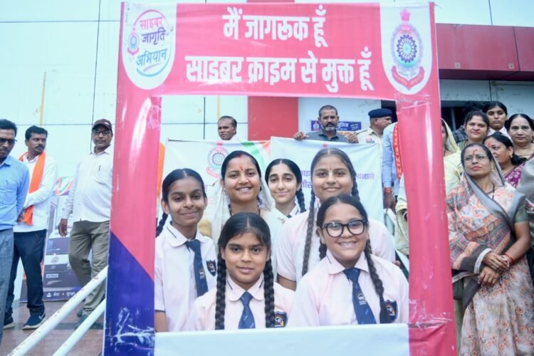 मंत्री लक्ष्मी राजवाड़े ने विद्यार्थियों को किया साइबर अपराधों से बचाव के प्रति जागरूक