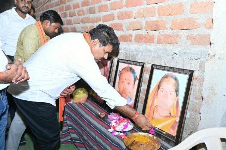 सड़क हादसे में अपनों को खोने वाले परिवारों के बीच पहुंचे विजय शर्मा, बंधाया ढांढस