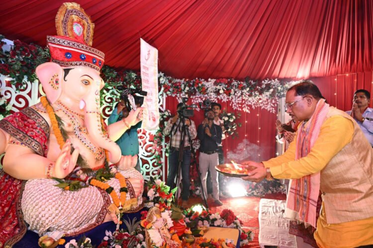 मुख्यमंत्री निवास में विराजे गणपति बप्पा, सीएम साय ने परिवार संग की पूजा-अर्चना