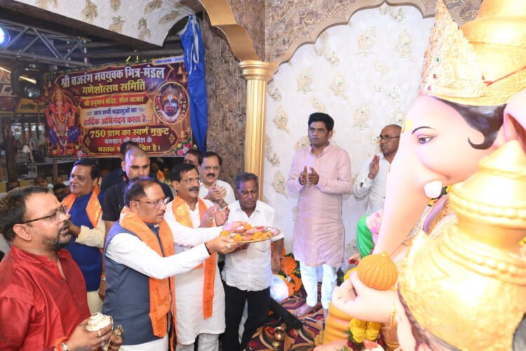 गोल बाजार में सीएम साय ने की भगवान गणेश की पूजा-अर्चना, प्रदेश की सुख-समृद्धि की कामना