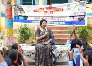 कवर्धा के बैगा अंचल में डॉ. वर्णिका शर्मा ने लगाई बाल चौपाल 2.0, बच्चों से सीधे संवाद कर जानी समस्याएं