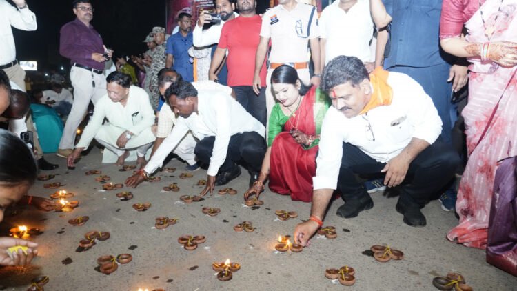 सेवा संकल्प अभियान : उप मुख्यमंत्री विजय शर्मा ने मां दंतेश्वरी मंदिर में दीप प्रज्ज्वलित कर किया ‘सेवा संकल्प अभियान’ का बस्तर में किया शुभारंभ