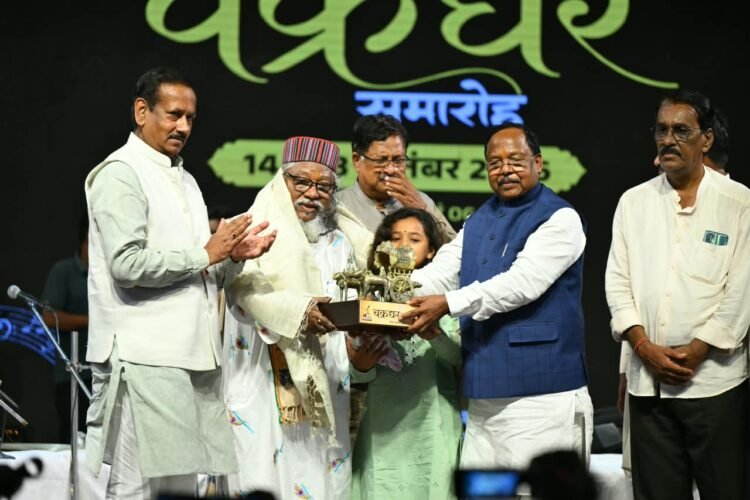 रायगढ़ में चक्रधर समारोह की पांचवीं संध्या, मंत्री रामविचार नेताम ने किया कलाकारों का सम्मान