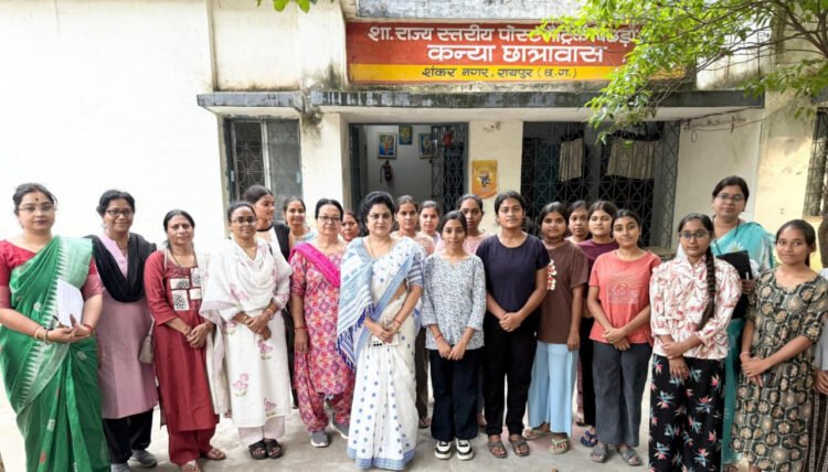 राज्य महिला आयोग की अध्यक्ष डॉ. ममता साहू ने किया कन्या छात्रावास का औचक निरीक्षण