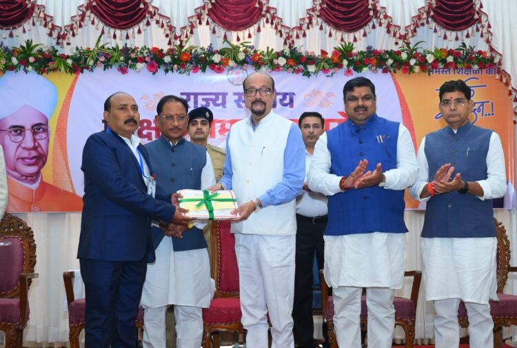 AI के दौर में शिक्षक की भूमिका और महत्वपूर्ण, राज्यपाल रमेन डेका ने कहा- AI सहायक बने, नियंत्रक नहीं