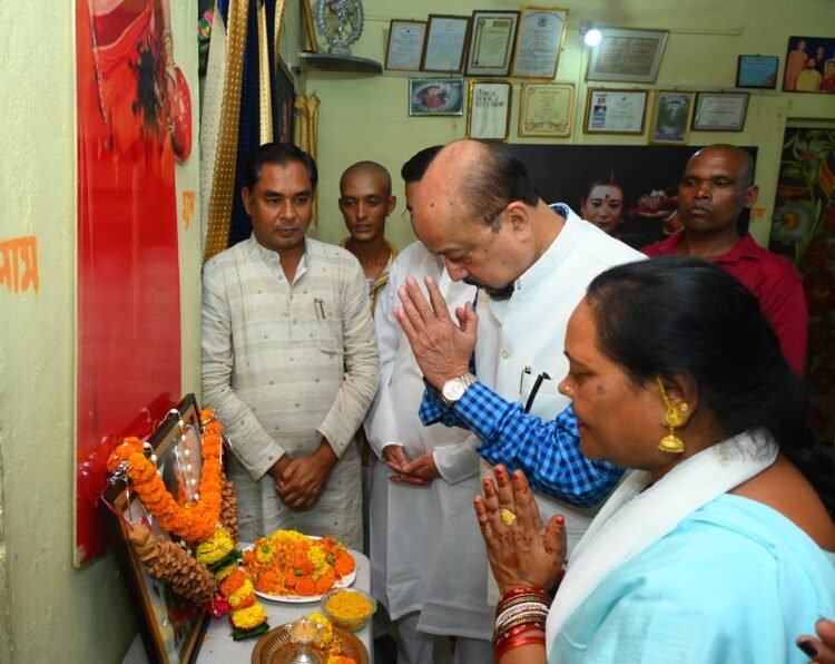 राज्यपाल रमेन डेका ने पद्म विभूषण स्व. डॉ. तीजन बाई के गृह ग्राम गनियारी पहुंचकर दी श्रद्धांजलि, परिजनों से की आत्मीय भेंट