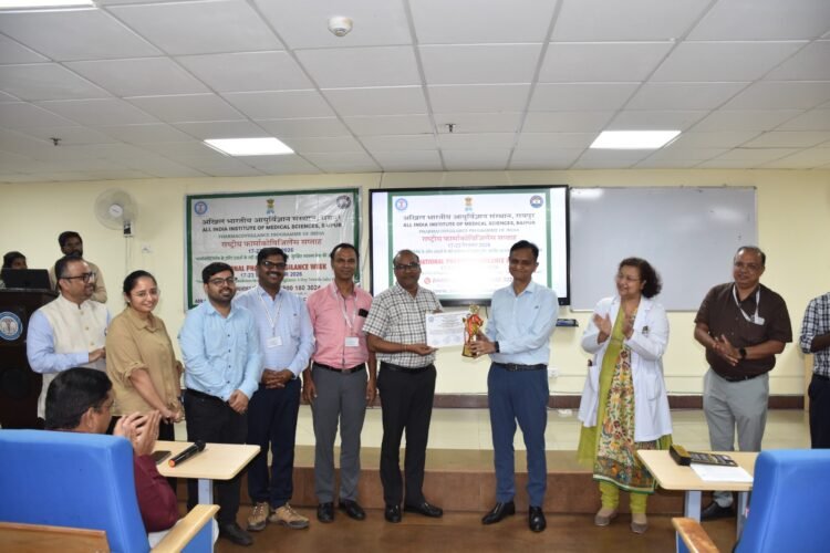 एम्स रायपुर में 6वां राष्ट्रीय फार्माकोविजिलेंस सप्ताह आयोजित, दवा सुरक्षा और तर्कसंगत उपयोग पर जागरूकता