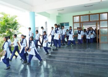 संघर्ष से कक्षाओं तक: आस्था गुरुकुल में शिक्षा से संवर रहा बच्चों का भविष्य