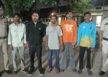 पुरानी बस्ती-टिकरापारा में लूट करने वाला गिरोह पकड़ा गया, 5 आरोपी समेत नाबालिग गिरफ्तार
