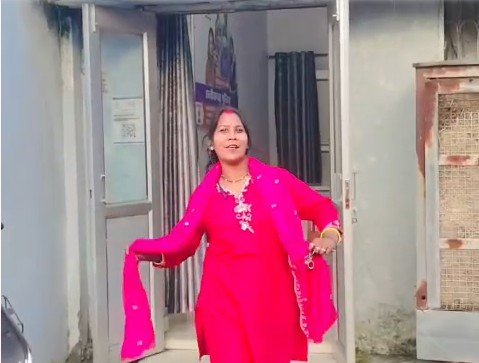 कोतवाली परिसर में रील बनाना पड़ा महंगा, वायरल वीडियो के बाद महिला पर कार्रवाई