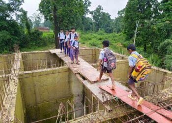 5 साल से अधूरा पुल, 20 फीट ऊंची सीढ़ी चढ़कर स्कूल जा रहे बच्चे; हादसे का खतरा