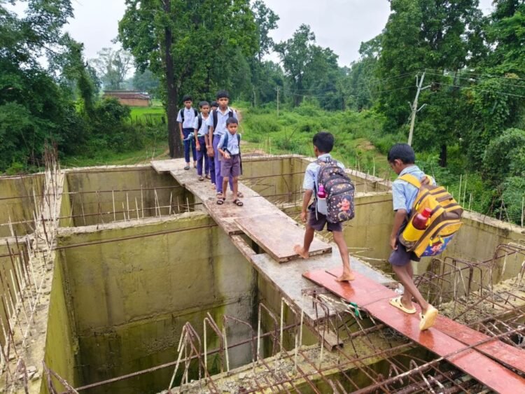 5 साल से अधूरा पुल, 20 फीट ऊंची सीढ़ी चढ़कर स्कूल जा रहे बच्चे; हादसे का खतरा