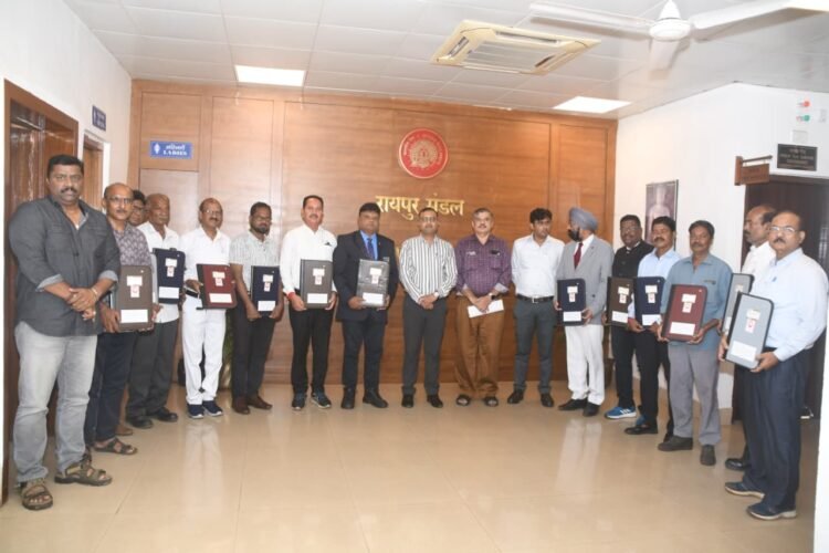 रायपुर रेल मंडल के 13 कर्मचारी सेवानिवृत्त, ₹6.88 करोड़ से अधिक का किया गया भुगतान