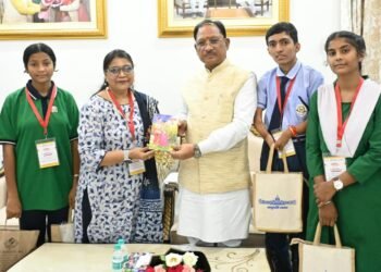 राष्ट्रपति से भेंट कर लौटे प्रतिभावान विद्यार्थियों ने मुख्यमंत्री साय से की सौजन्य मुलाकात,विद्यार्थियों को दी बधाई, कहा – आपकी उपलब्धि पूरे छत्तीसगढ़ के लिए गौरव का विषय