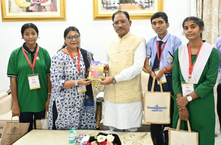 राष्ट्रपति से भेंट कर लौटे प्रतिभावान विद्यार्थियों ने मुख्यमंत्री साय से की सौजन्य मुलाकात,विद्यार्थियों को दी बधाई, कहा – आपकी उपलब्धि पूरे छत्तीसगढ़ के लिए गौरव का विषय