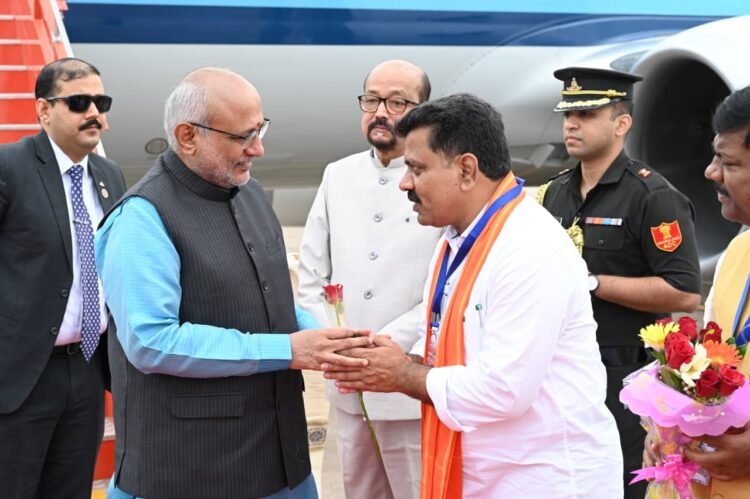 उप राष्ट्रपति राधाकृष्णन का रायपुर आगमन, भाजपा नेताओं ने किया आत्मीय स्वागत