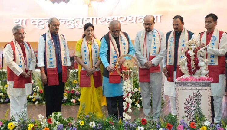 एम्स रायपुर के तीसरे दीक्षांत समारोह में मेधावी छात्रों को बांटे गए गोल्ड मेडल; उपराष्ट्रपति ने कहा— ‘हिंसा प्रभावित क्षेत्रों में अब पहुंच रहे स्कूल, अस्पताल और निवेश’